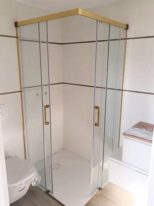 Mampara de ducha dorada 80x80cm, transparente, pentagonal recta AROSA dorada,  acceso frontal